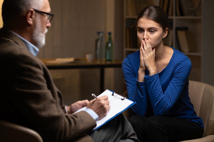 Девушка на приеме у психолога с проблемой ГТР